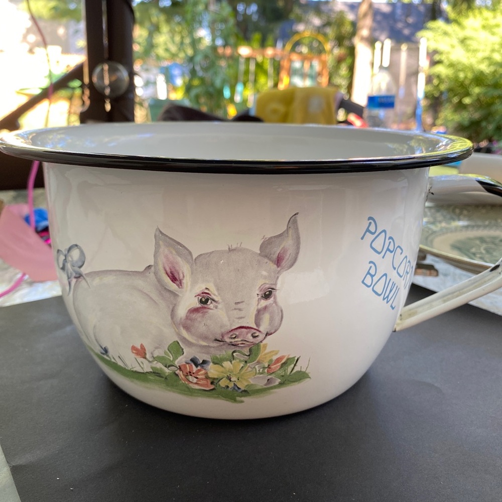 Vintage Daugherty Studio Metal Enamelware White Pig Lover Design Popcorn Bowl.